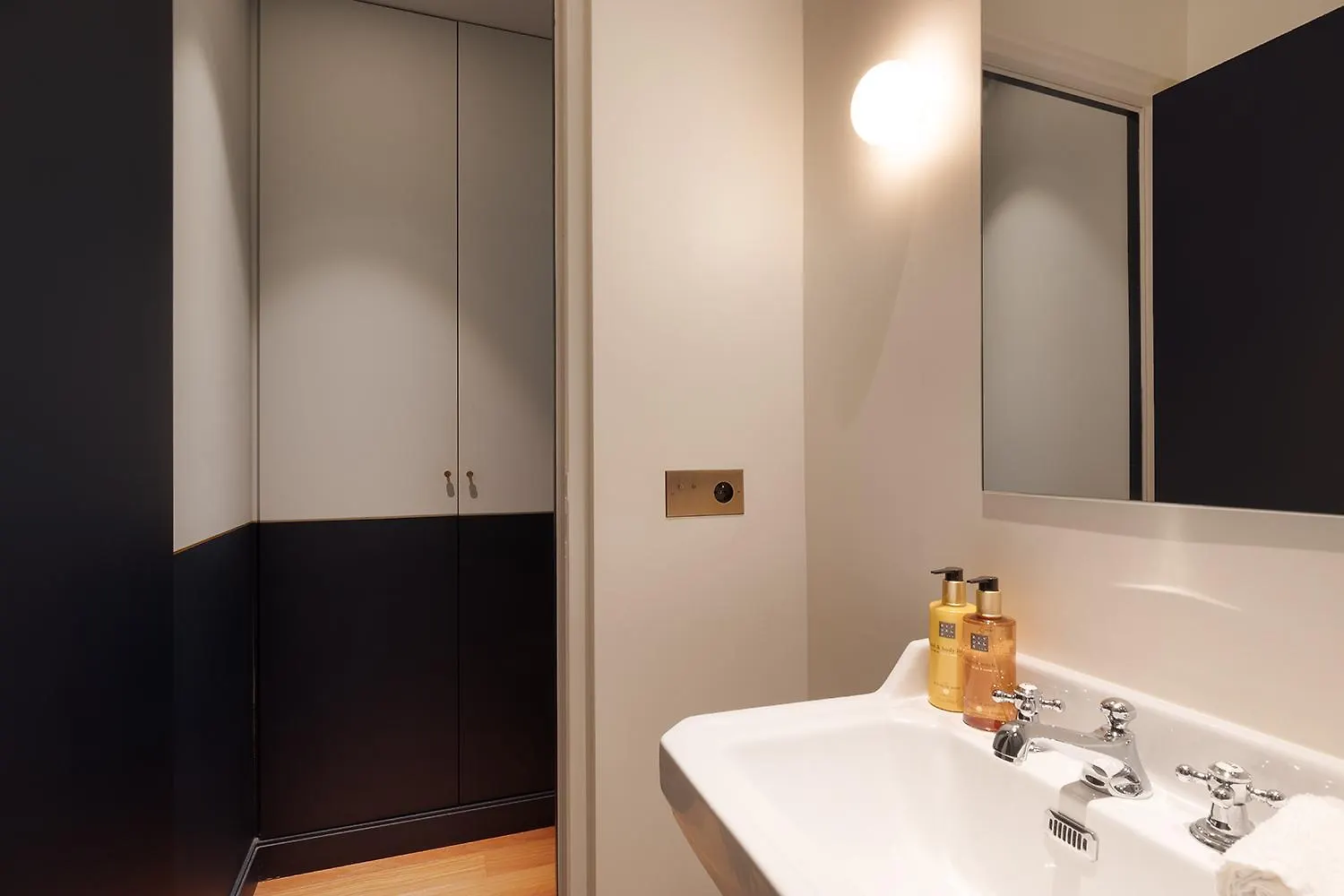 Oniri - Apartment In Montmartre - Robert Planquette Paris 0*,  France